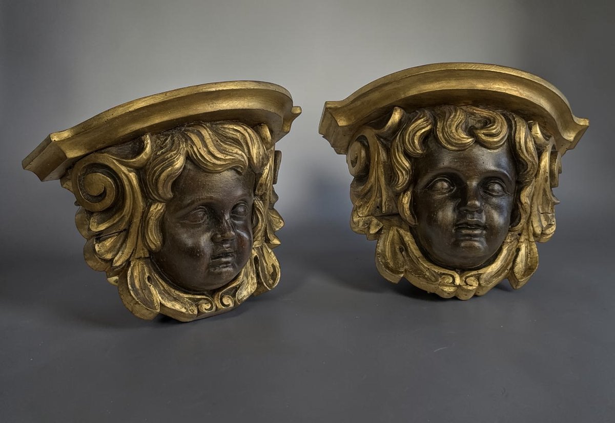 PAIRE DE CONSOLE XVIIIe A TETES D ANGELOTS EN BOIS SCULPTÉ DE STYLE BAROQUE