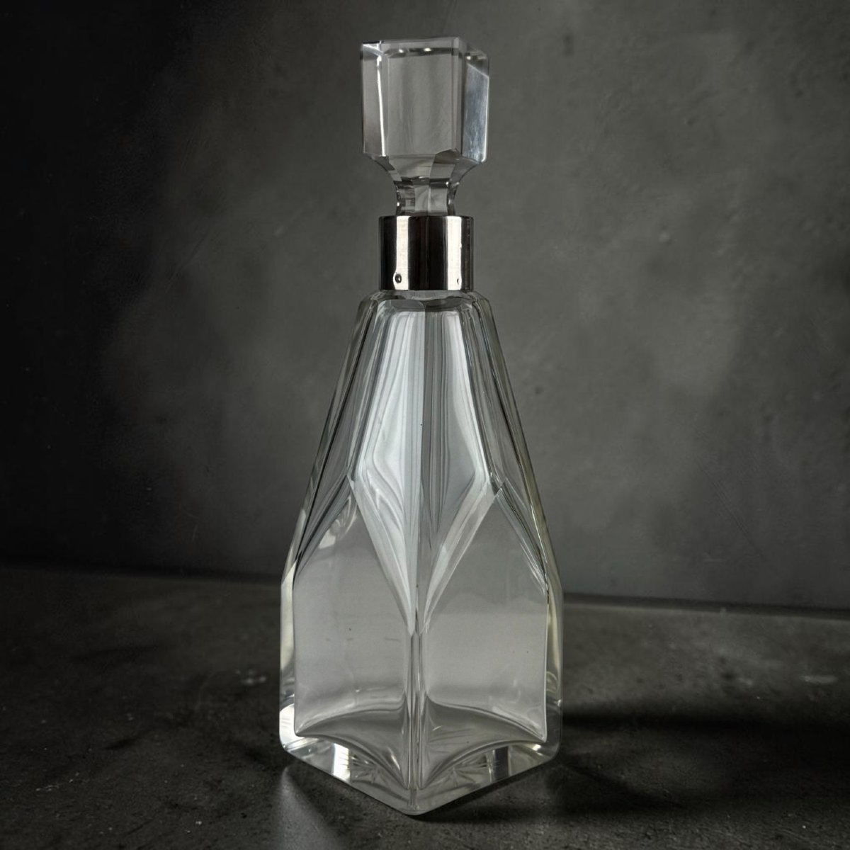 CARAFE ART DECO EN CRISTAL FACETTÉ AVEC MONTURE EN ARGENT , VERS 1930-photo-2