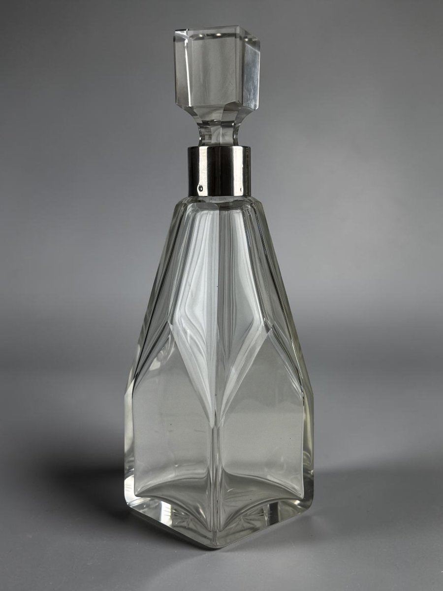 CARAFE ART DECO EN CRISTAL FACETTÉ AVEC MONTURE EN ARGENT , VERS 1930