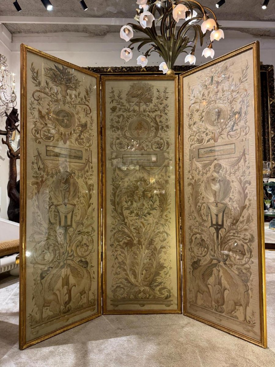 IMPORTANT PARAVENT LOUIS XVI D 'ÉPOQUE XVIIIe EN SOIERIE BRODÉE ET PEINTE