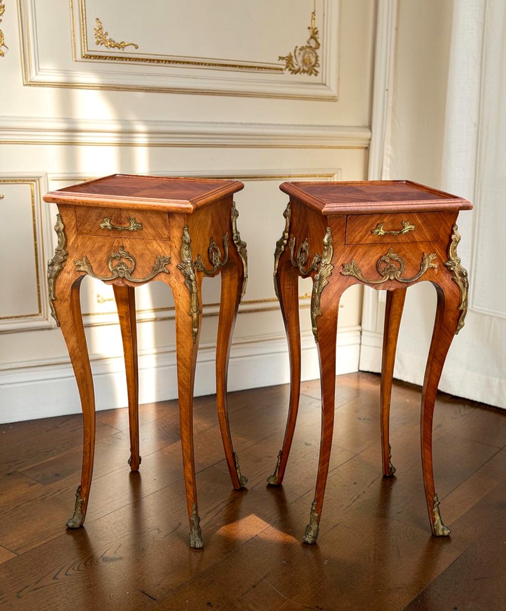 PAIRE DE TABLES D'APPOINTS / CHEVETS EN MARQUETERIE DE STYLE LOUIS XV-photo-2