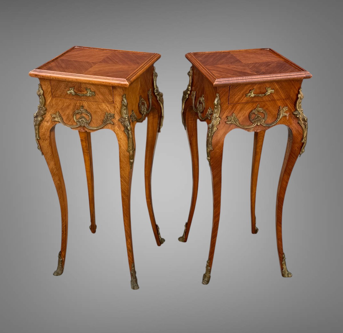 PAIRE DE TABLES D'APPOINTS / CHEVETS EN MARQUETERIE DE STYLE LOUIS XV-photo-3