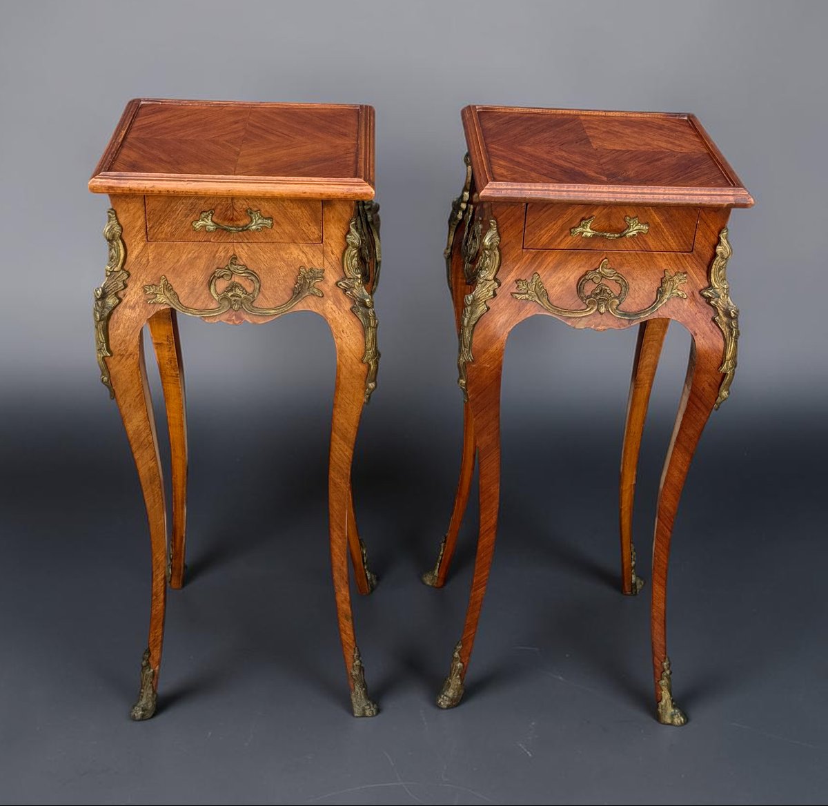 PAIRE DE TABLES D'APPOINTS / CHEVETS EN MARQUETERIE DE STYLE LOUIS XV-photo-2