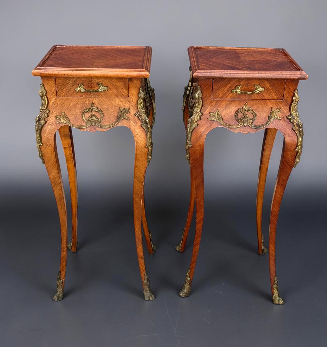 PAIRE DE TABLES D'APPOINTS / CHEVETS EN MARQUETERIE DE STYLE LOUIS XV-photo-5
