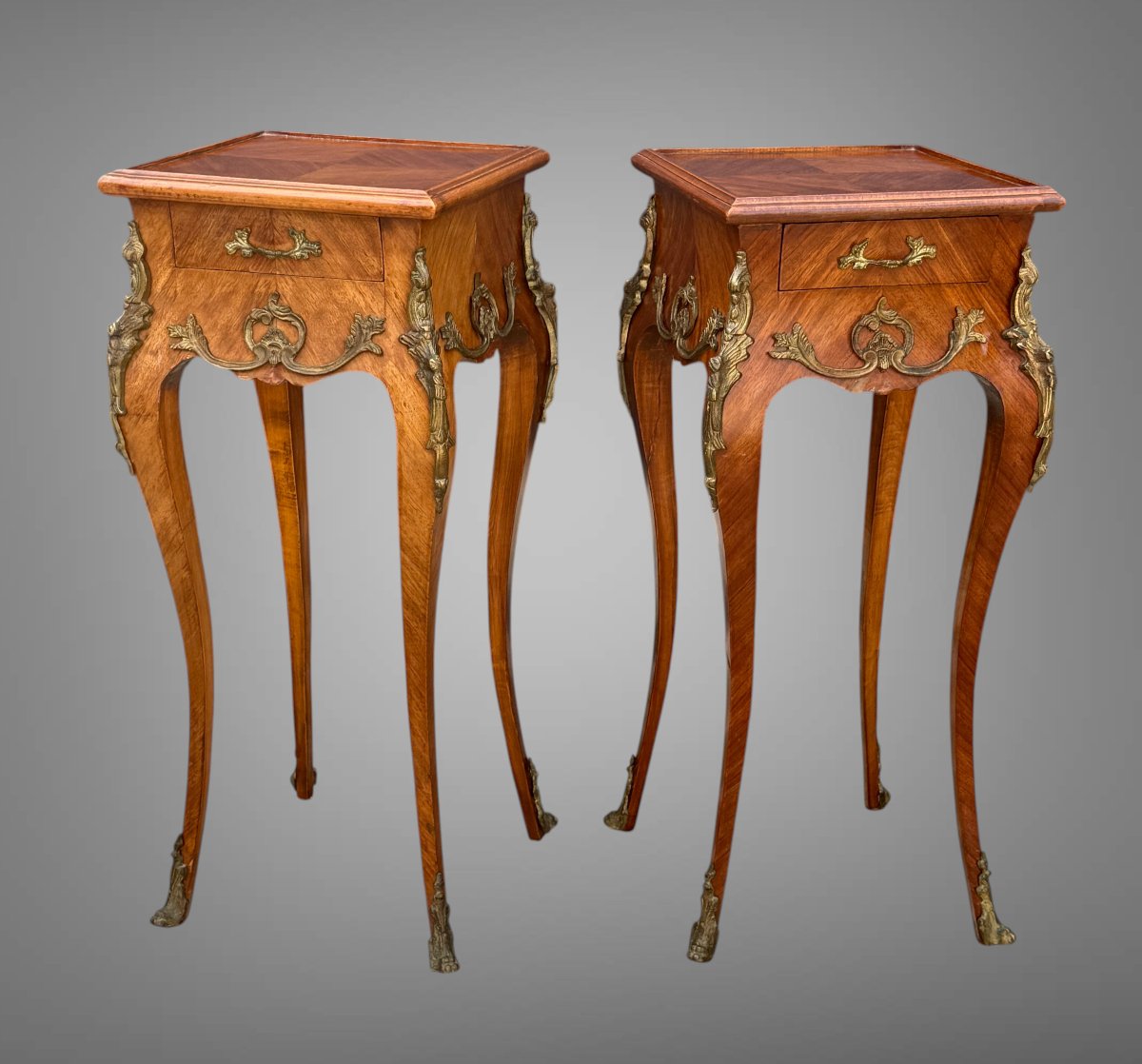 PAIRE DE TABLES D'APPOINTS / CHEVETS EN MARQUETERIE DE STYLE LOUIS XV