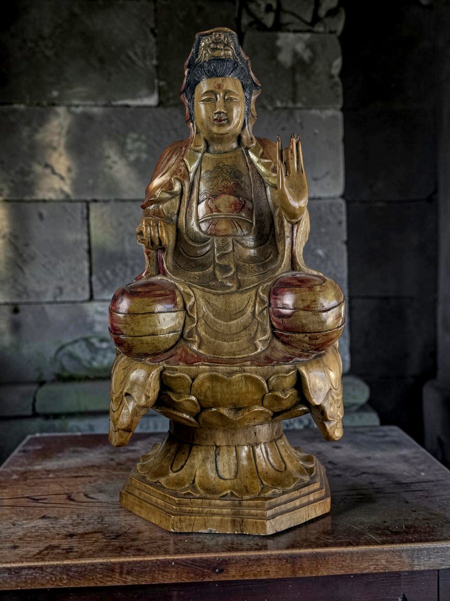 GRANDE SCULPTURE DE GUANYIN EN PIERRE DUR SCULPTÉE POLYCHROMÉE CHINE XXeme