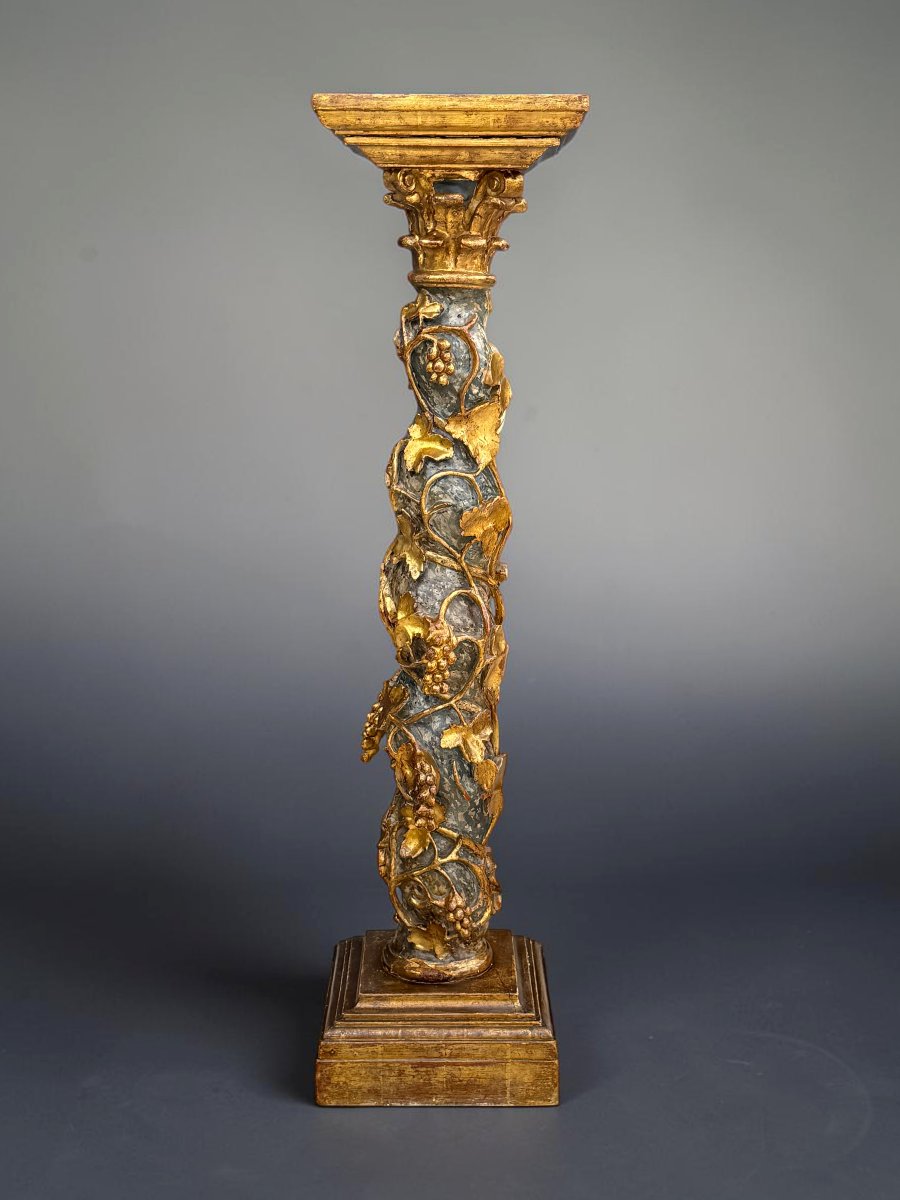 GRANDE SELLETTE EN BOIS SCULPTÉ DORÉ ET POLYCHROME A DECOR DE PAMPRES DE VIGNE-photo-2