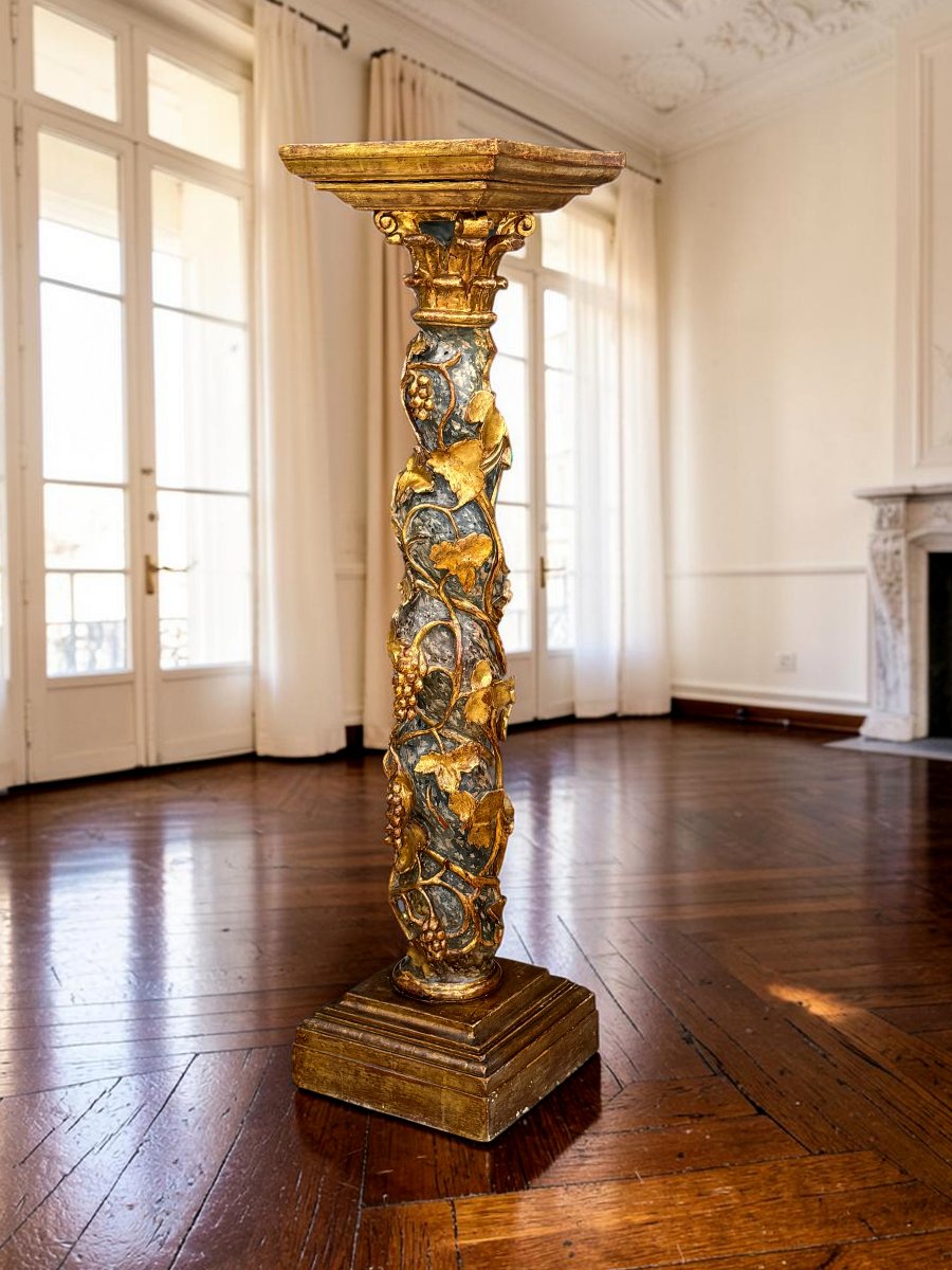 GRANDE SELLETTE EN BOIS SCULPTÉ DORÉ ET POLYCHROME A DECOR DE PAMPRES DE VIGNE-photo-1