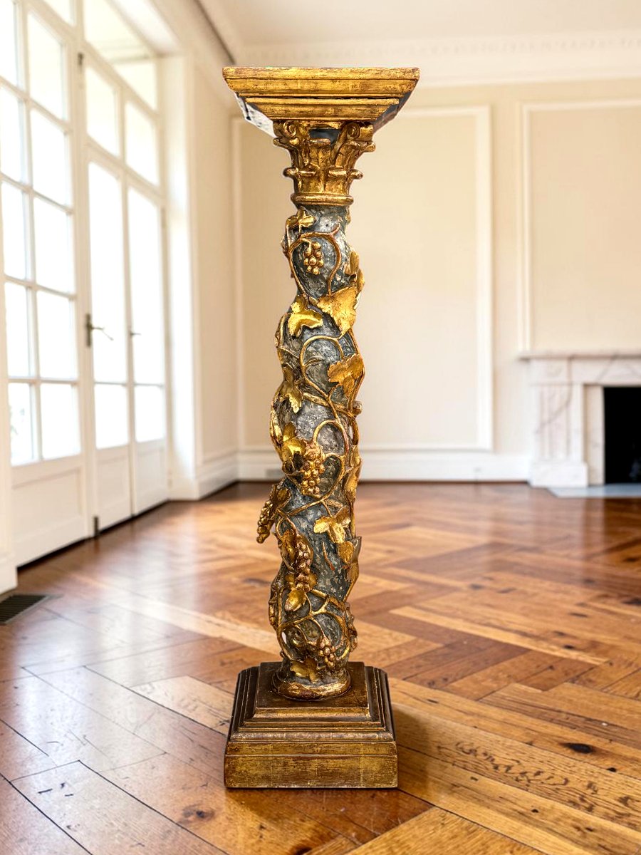 GRANDE SELLETTE EN BOIS SCULPTÉ DORÉ ET POLYCHROME A DECOR DE PAMPRES DE VIGNE-photo-2