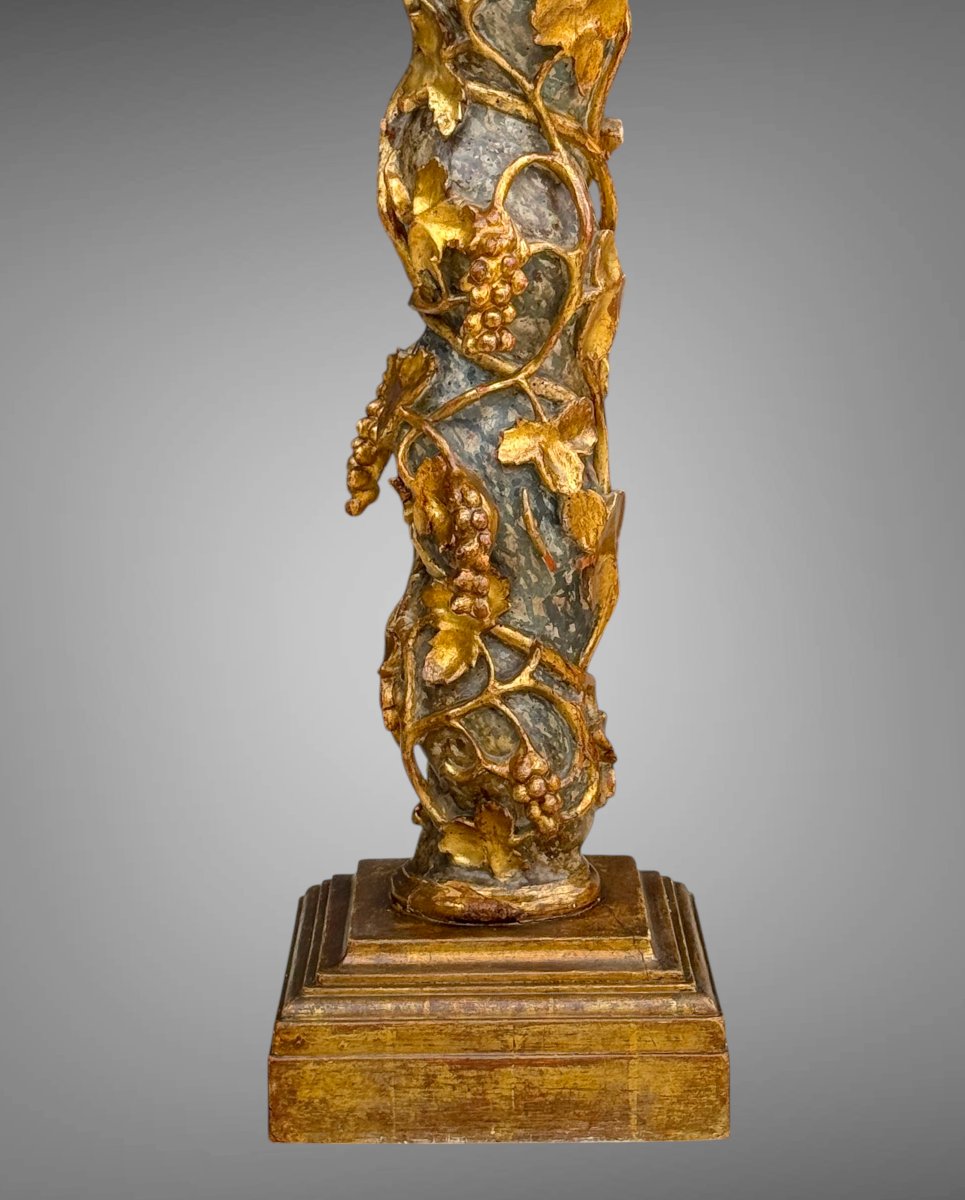 GRANDE SELLETTE EN BOIS SCULPTÉ DORÉ ET POLYCHROME A DECOR DE PAMPRES DE VIGNE-photo-5