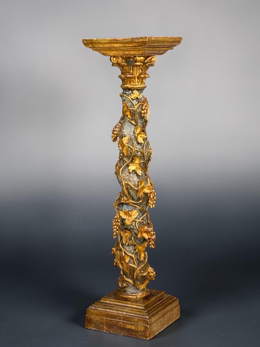 GRANDE SELLETTE EN BOIS SCULPTÉ DORÉ ET POLYCHROME A DECOR DE PAMPRES DE VIGNE