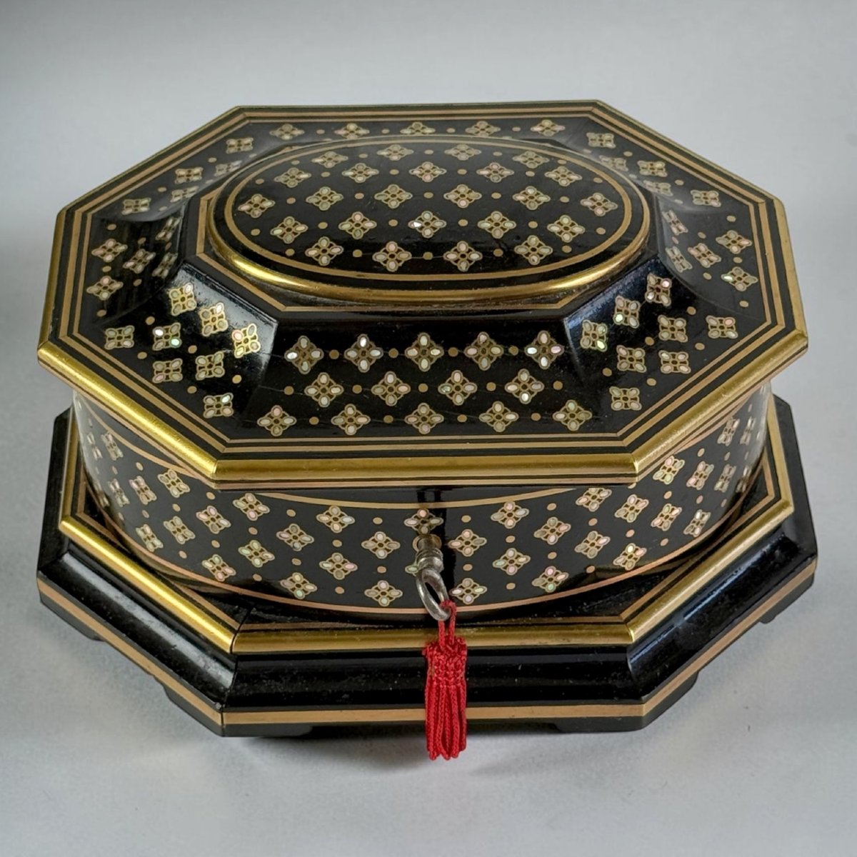 COFRET SIGNÉ " TAHAN PARIS " EN BOIS LAQUÉ NOIR INCRUSTATION DE NACRE ET LATON-photo-3