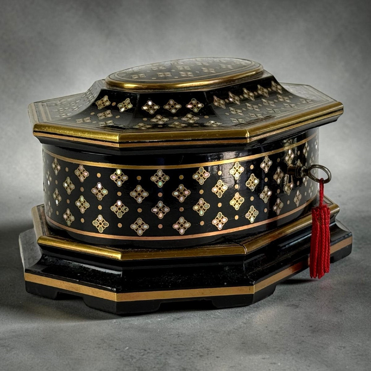 COFRET SIGNÉ " TAHAN PARIS " EN BOIS LAQUÉ NOIR INCRUSTATION DE NACRE ET LATON-photo-4