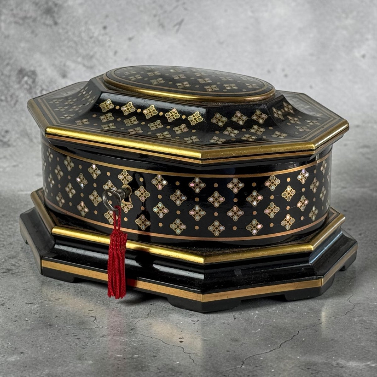 COFRET SIGNÉ " TAHAN PARIS " EN BOIS LAQUÉ NOIR INCRUSTATION DE NACRE ET LATON-photo-5
