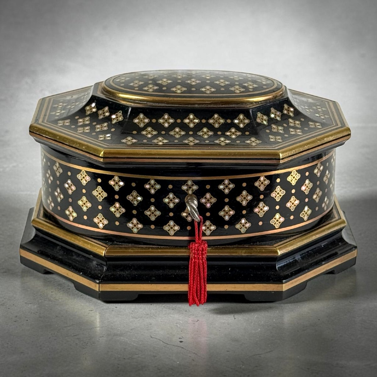 COFRET SIGNÉ " TAHAN PARIS " EN BOIS LAQUÉ NOIR INCRUSTATION DE NACRE ET LATON-photo-6