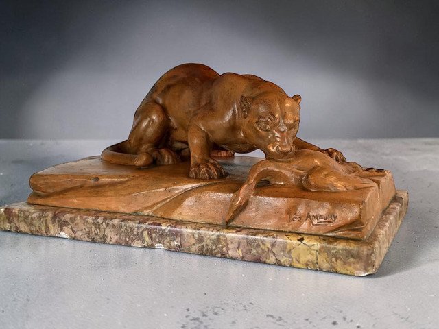 SCULPTURE EN TERRE CUITE DE "LÉO AMAURY " REPRÉSENTANT UNE LIONNE DES ANNÉES 30 