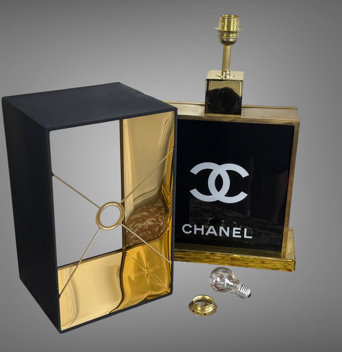 GRANDE LAMPE CHANEL DES ANNÉES 70 EN VERRE ET LAITON ET ABAT JOUR D ORIGINE-photo-5