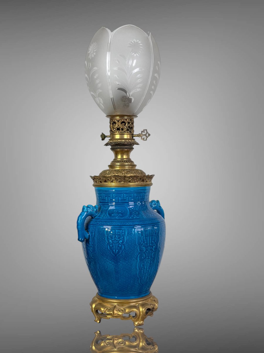 LAMPE A PETROLE EN CERAMIQUE BLEUE SIGNÉE " CH . FICQUENET SEVRES " DU XIXe