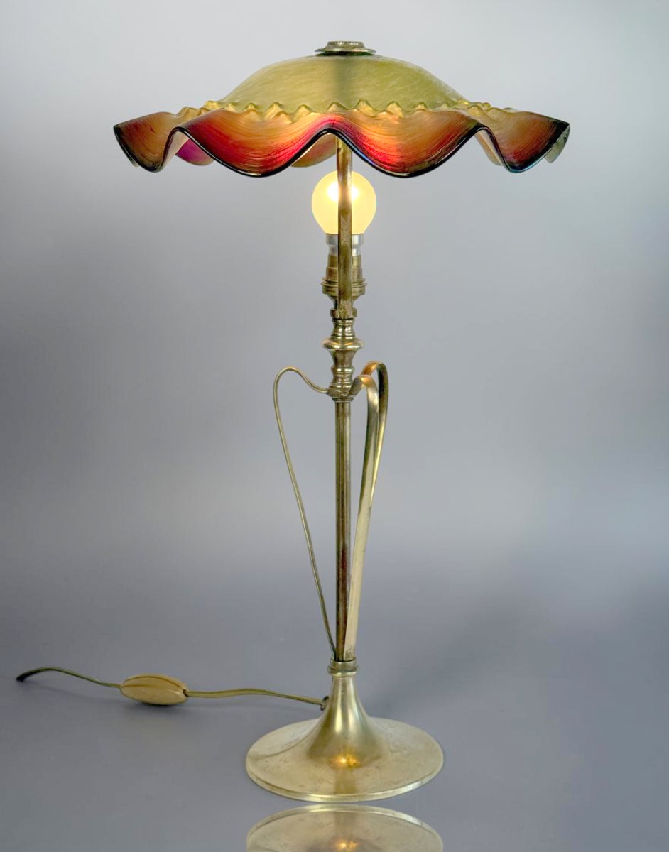 LAMPE AUTHENTIQUE EPOQUE ART NOUVEAU EN LAITON ET VERRE IRISÉ DANS L' ESPRIT LOETZ  -photo-1