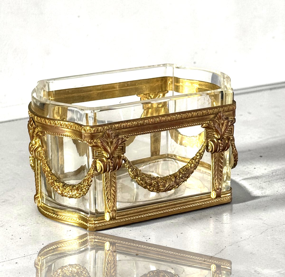 COUPE / JARDINIÈRE EN CRISTAL ÉPAIS ET BRONZE DORÉ DE STYLE LOUIS XVI-photo-3