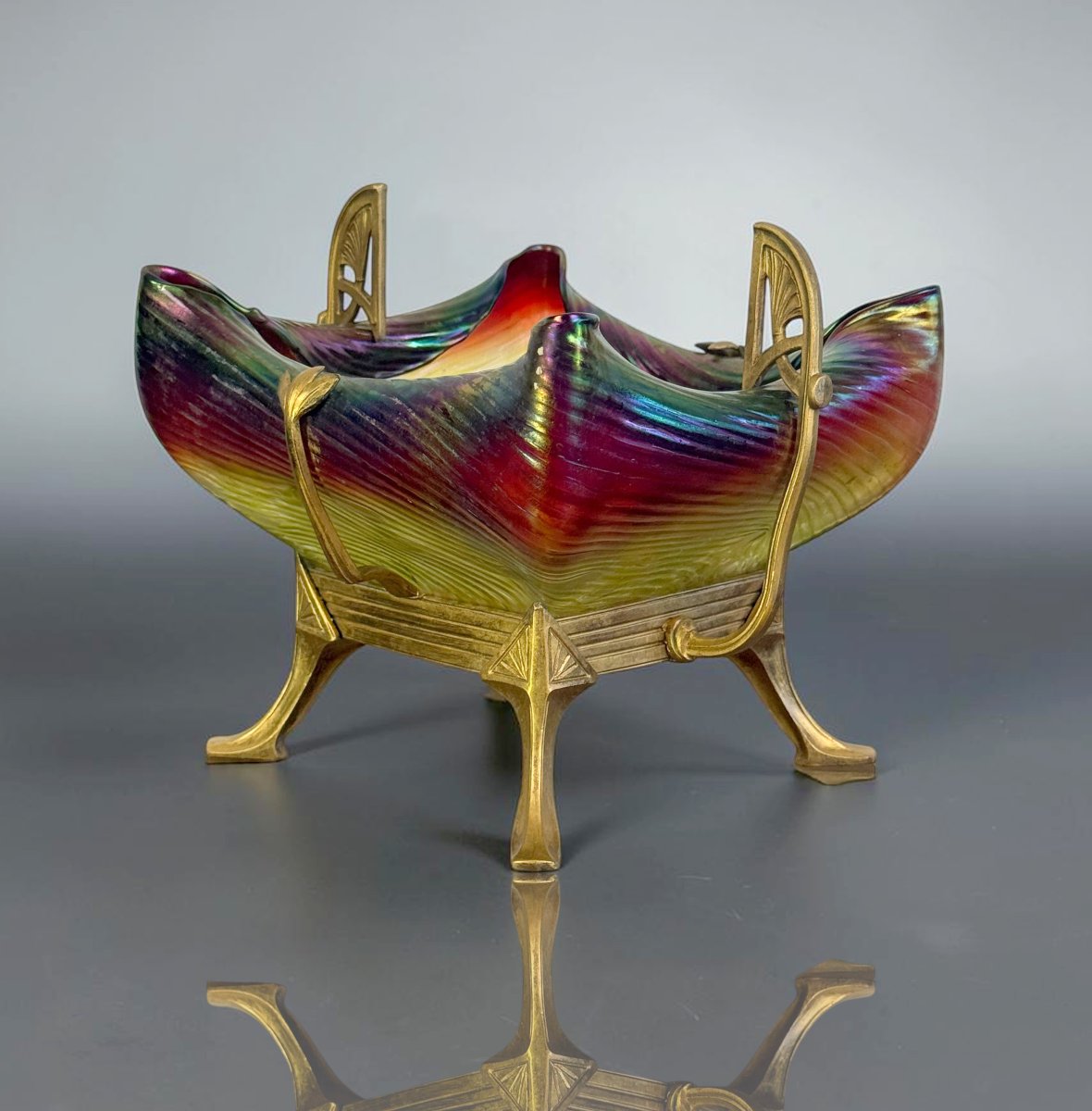 COUPE ART NOUVEAU EN VERRE IRISÉ LOETZ SUR MONTURE EN LAITON DORÉ – VERS 1900-photo-1