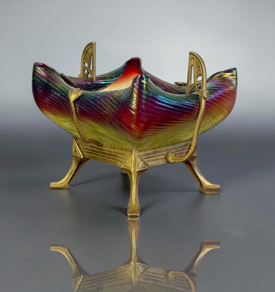 COUPE ART NOUVEAU EN VERRE IRISÉ LOETZ SUR MONTURE EN LAITON DORÉ – VERS 1900-photo-2