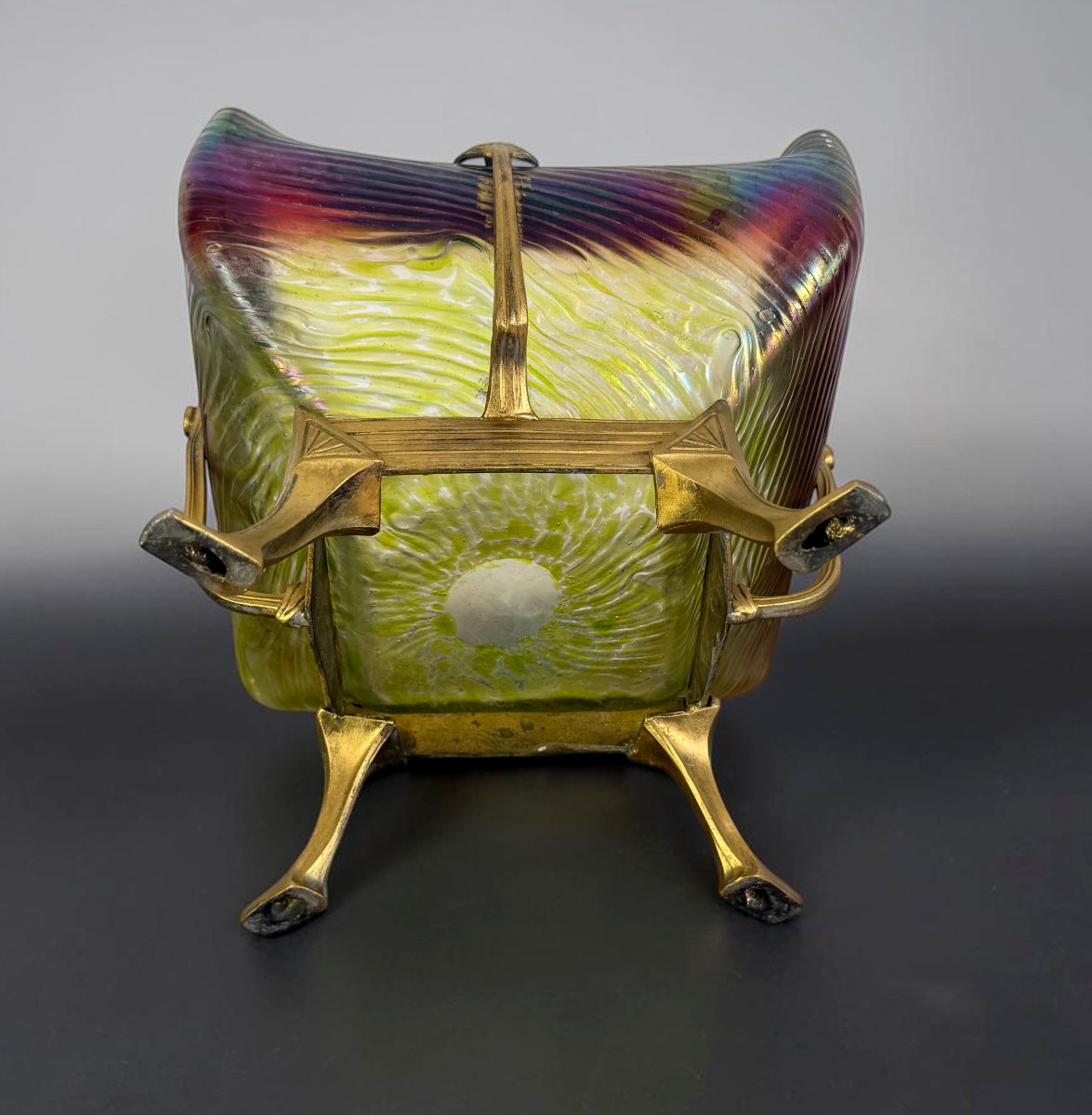 COUPE ART NOUVEAU EN VERRE IRISÉ LOETZ SUR MONTURE EN LAITON DORÉ – VERS 1900-photo-3