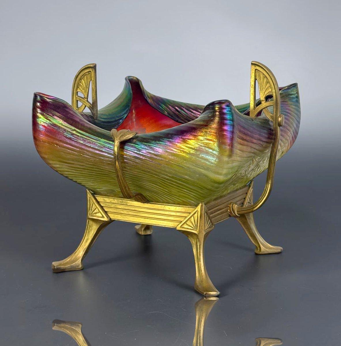 COUPE ART NOUVEAU EN VERRE IRISÉ LOETZ SUR MONTURE EN LAITON DORÉ – VERS 1900