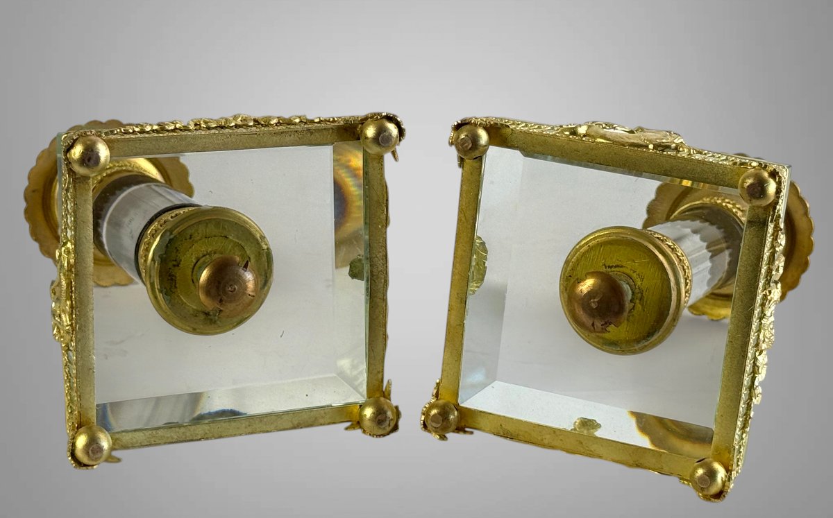 PAIRE DE BOUGEOIRS DE STYLE EMPIRE EN CRISTAL ET BRONZE DORÉ DU XIXeme SIECLE-photo-2