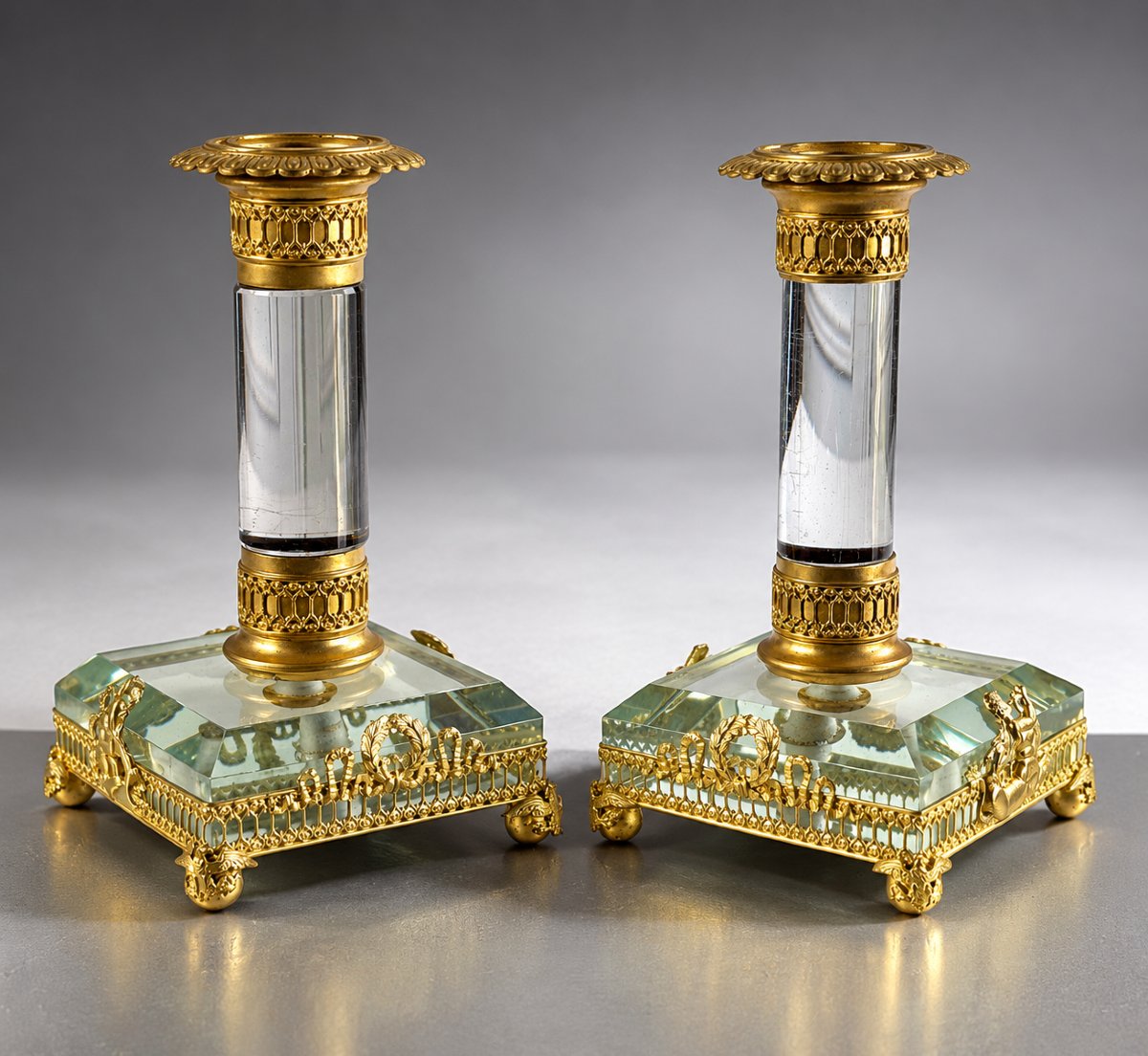 PAIRE DE BOUGEOIRS DE STYLE EMPIRE EN CRISTAL ET BRONZE DORÉ DU XIXeme SIECLE
