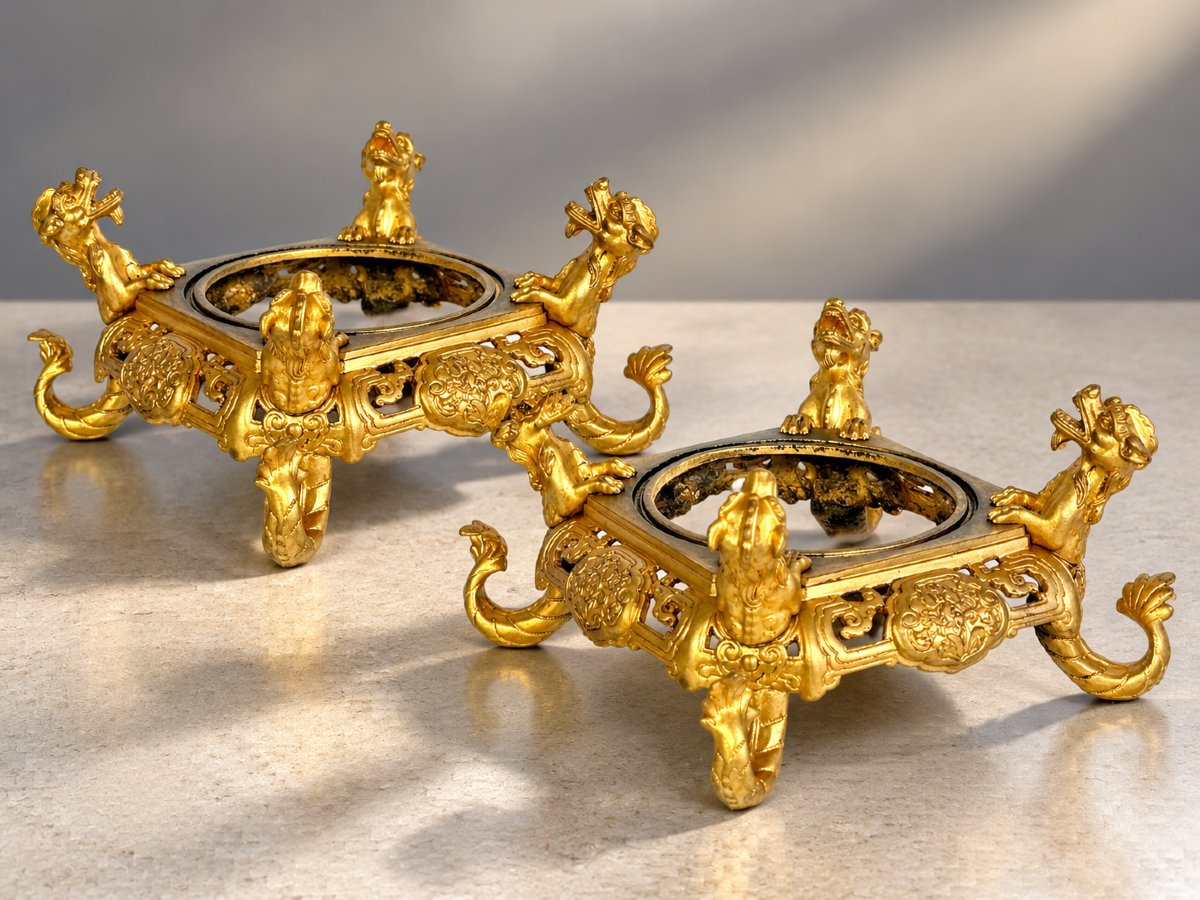 PAIRE DE SOCLES POUR VASES EN BRONZE DORÉ A DÉCOR DE DRAGON STYLE CHINOIS XIXe