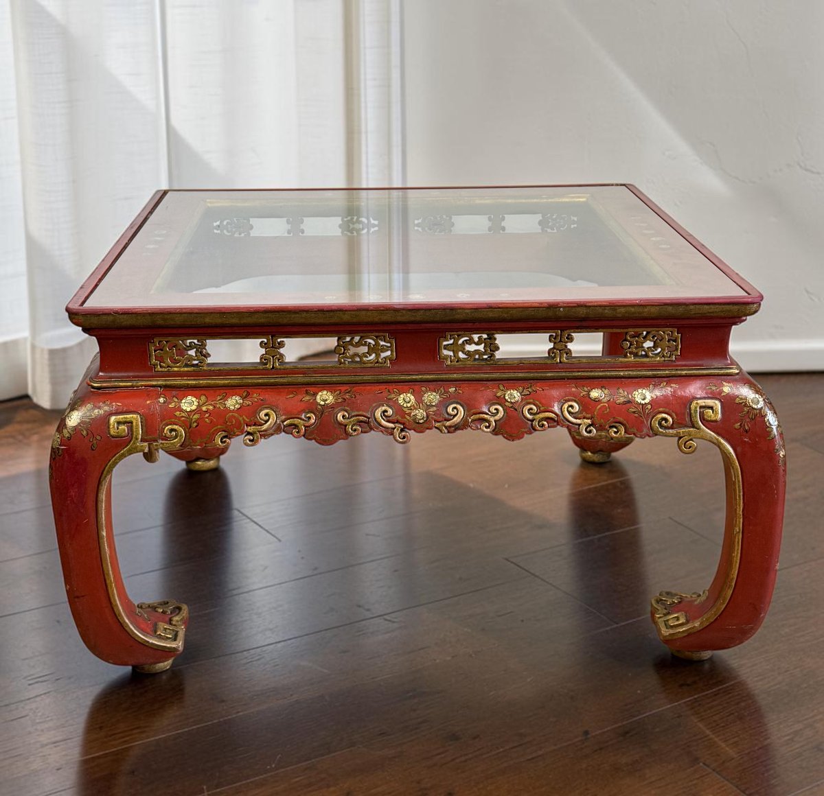 TABLE BASSE CHINOISE EN BOIS LAQUÉ ROUGE ET DORÉ DEBUT XXeme AVEC DESSUS VERRE-photo-2