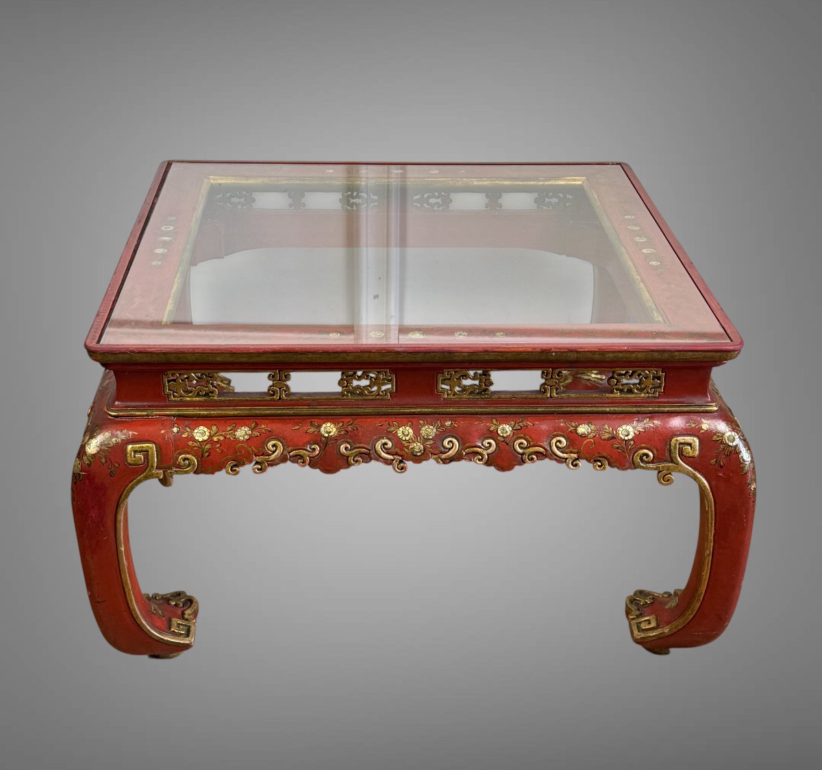 TABLE BASSE CHINOISE EN BOIS LAQUÉ ROUGE ET DORÉ DEBUT XXeme AVEC DESSUS VERRE-photo-1