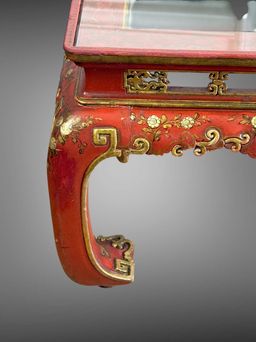 TABLE BASSE CHINOISE EN BOIS LAQUÉ ROUGE ET DORÉ DEBUT XXeme AVEC DESSUS VERRE-photo-3