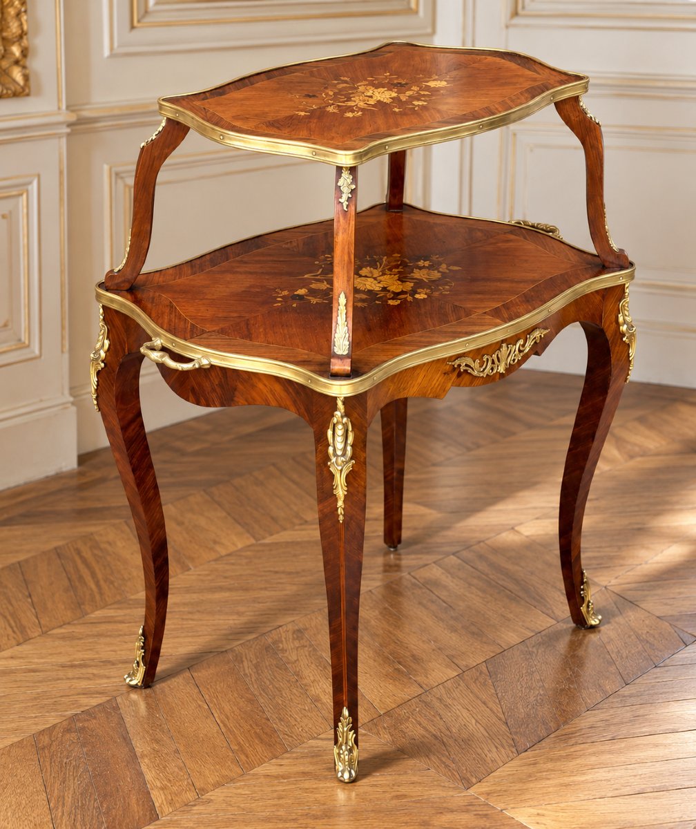 TABLE A THÉ A DEUX PLATEAUX EN MARQUETERIE ET BRONZE DORÉ DE STYLE LOUIS XV-photo-2