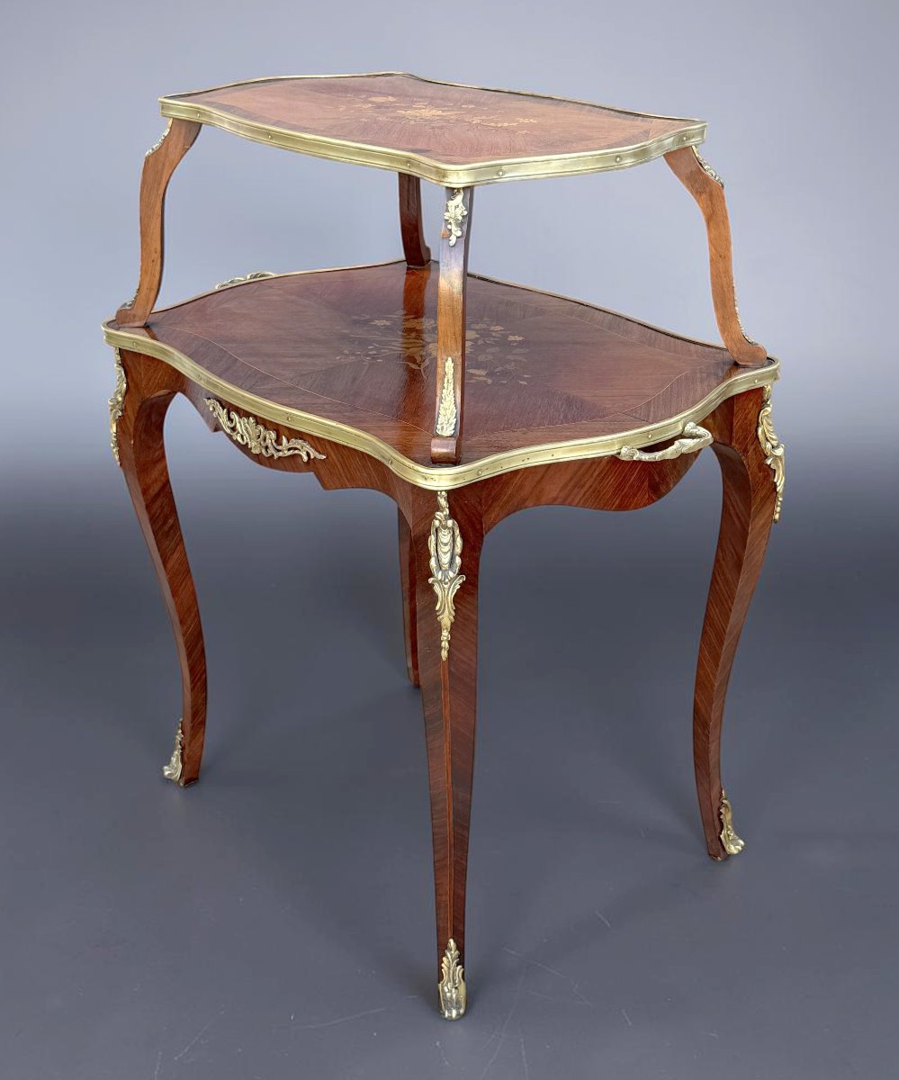 TABLE A THÉ A DEUX PLATEAUX EN MARQUETERIE ET BRONZE DORÉ DE STYLE LOUIS XV-photo-1
