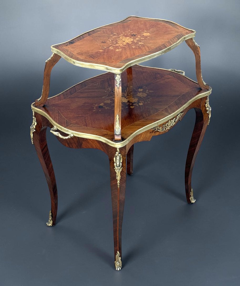 TABLE A THÉ A DEUX PLATEAUX EN MARQUETERIE ET BRONZE DORÉ DE STYLE LOUIS XV-photo-3