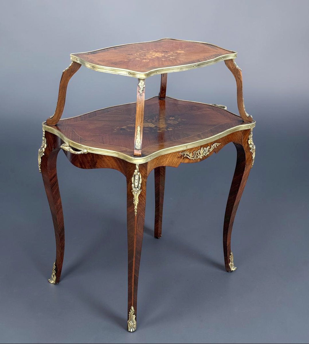 TABLE A THÉ A DEUX PLATEAUX EN MARQUETERIE ET BRONZE DORÉ DE STYLE LOUIS XV-photo-4