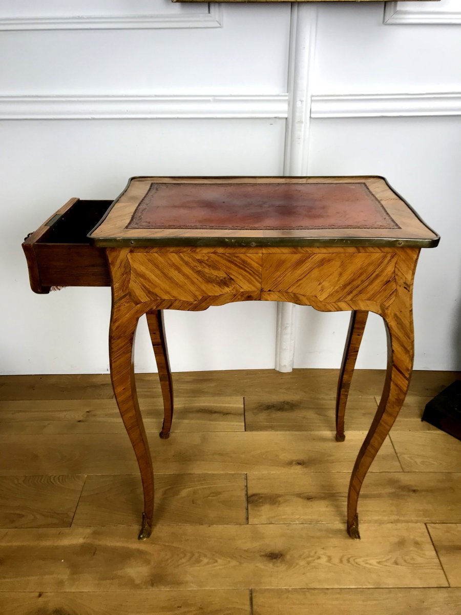 Bureau De Dame Epoque Louis XV En Bois De Rose Ouvrant A 1 Tiroir Et Dessus Cuir-photo-1