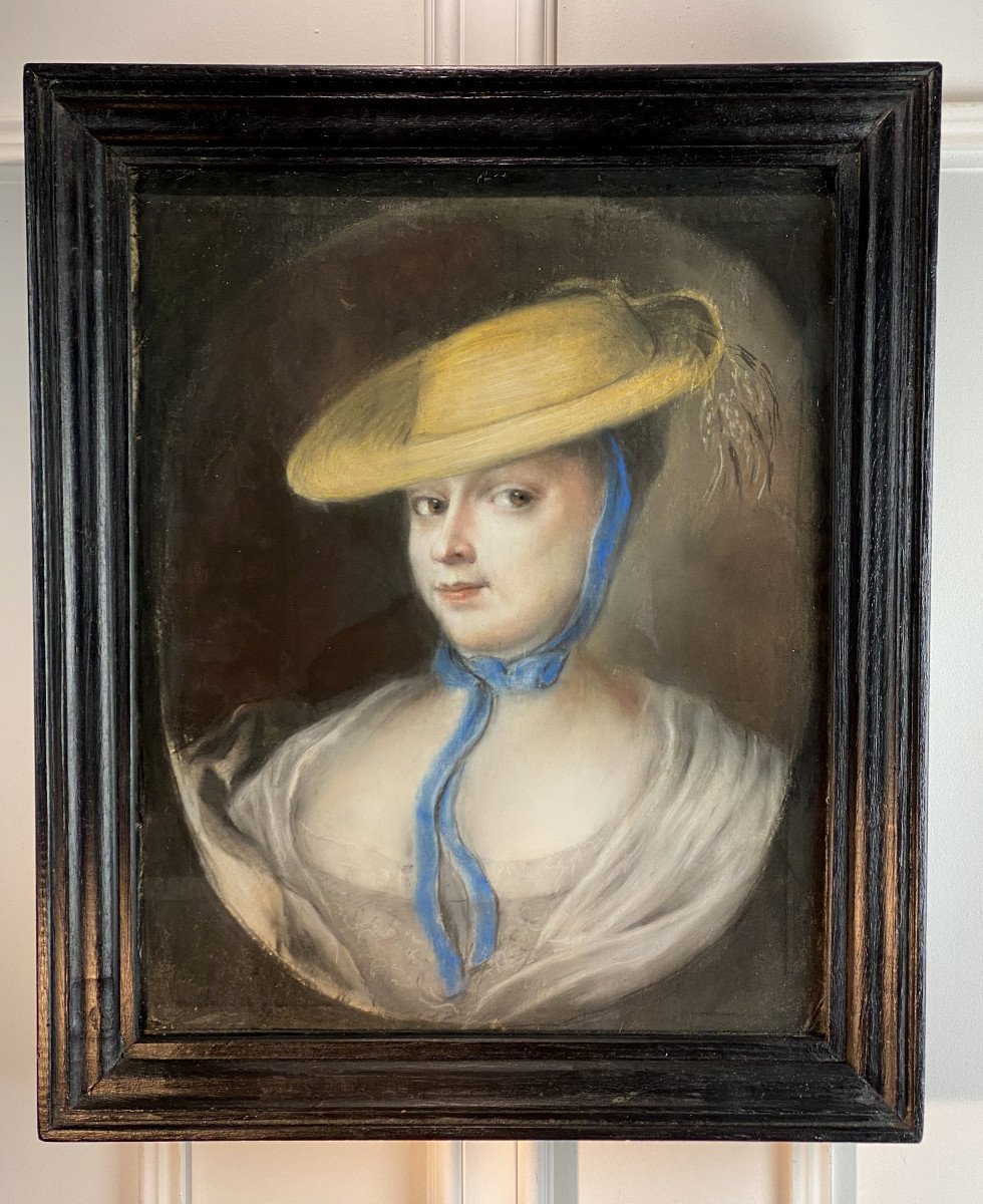 XVIIIth Oval Pastel Under Glass Framed In A 19th "portrait Of A Woman" Frame