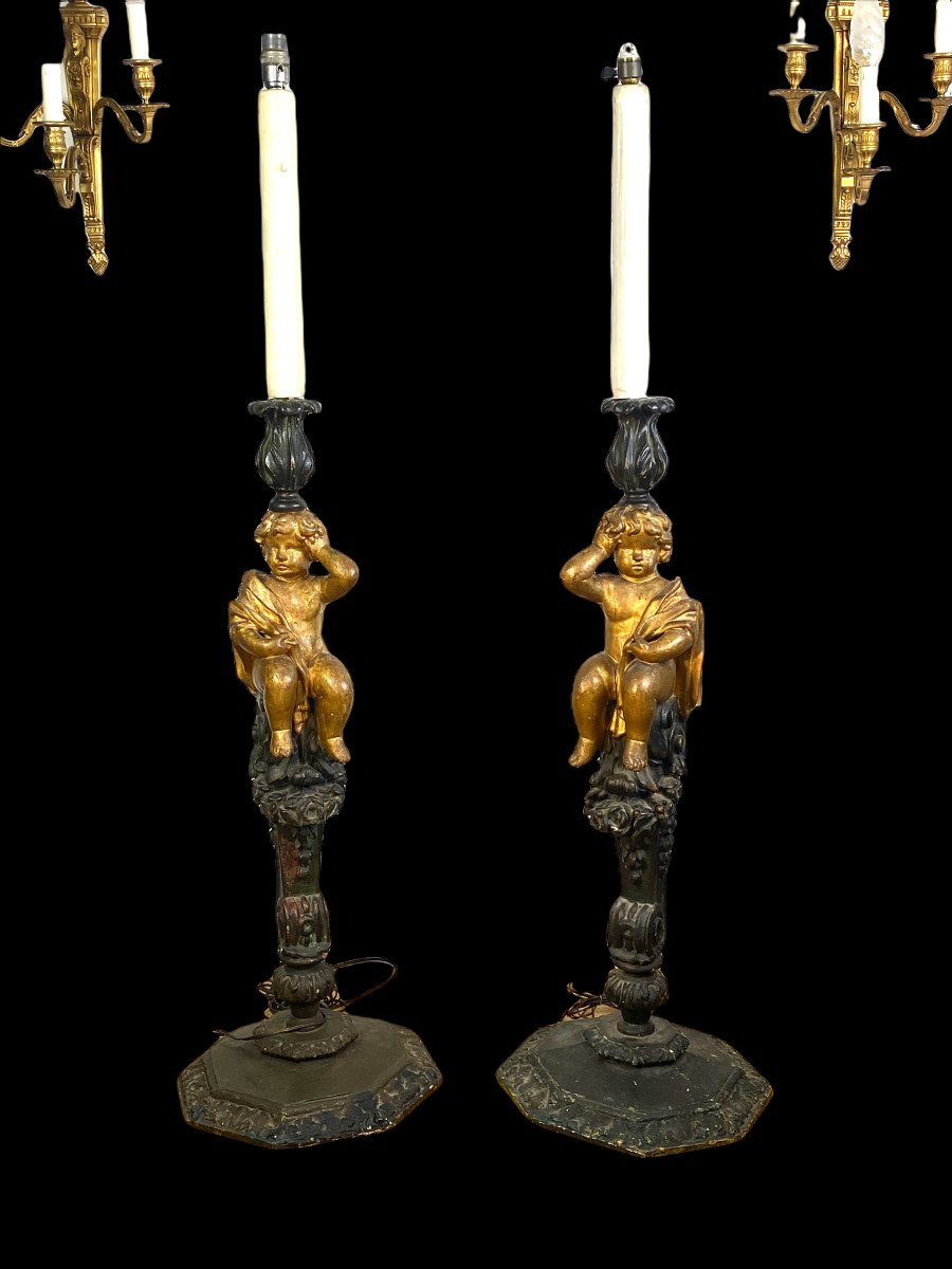 Pair Of 18th Century Candelabra In Patinated / Gilded And Carved Wood Decorated By Putti