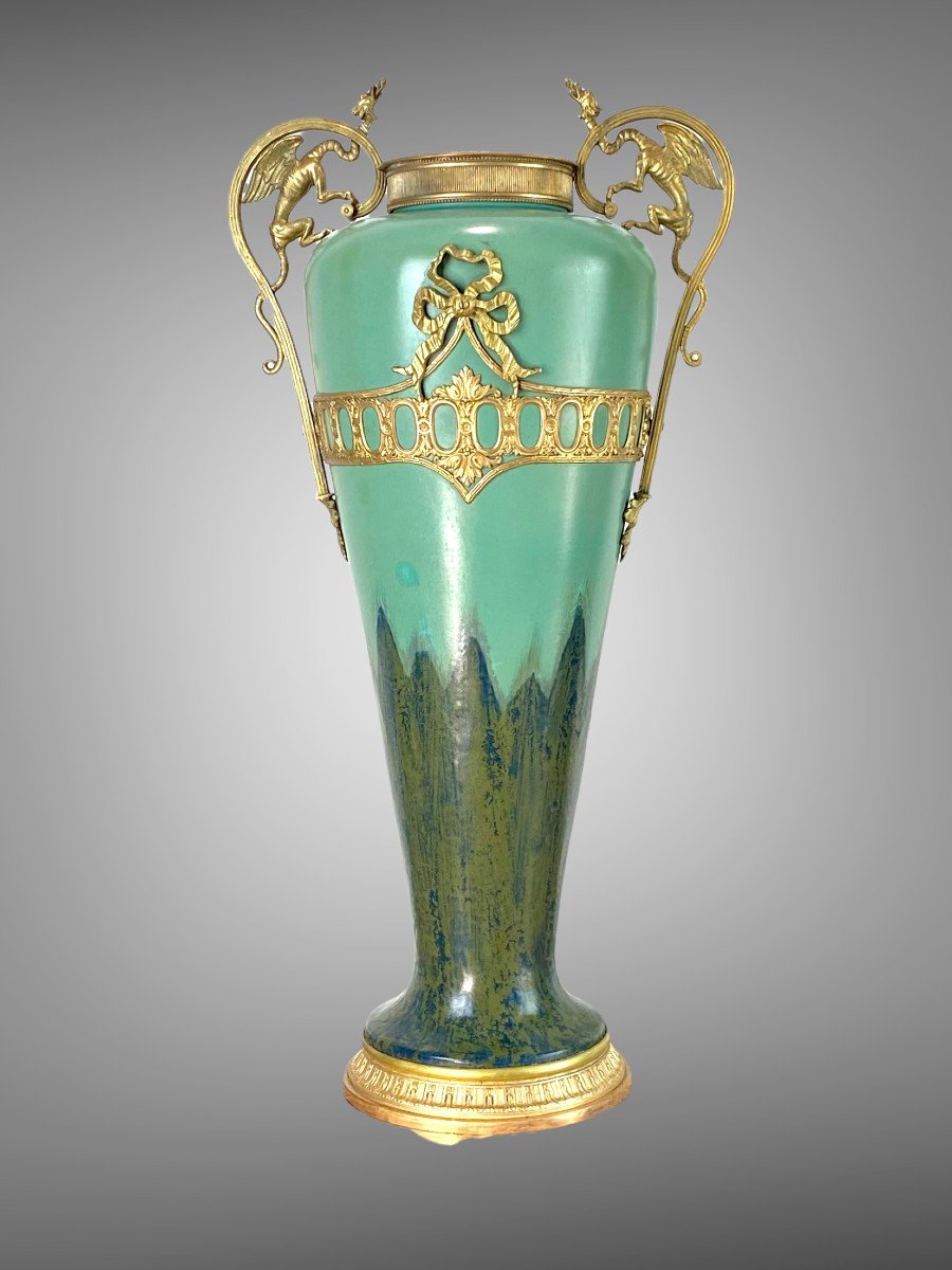 Vase En Ceramique Des Années 1900 Avec Monture En Bronze Dans Le Style Louis XVI