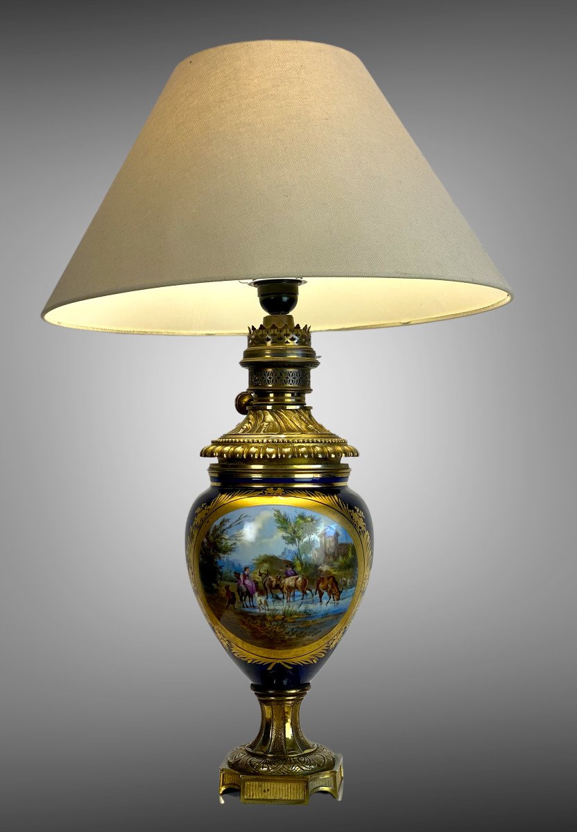 Lampe Du XIXe En Faience Peinte De Sevres Ornée De Bronze A Decor De Personnages