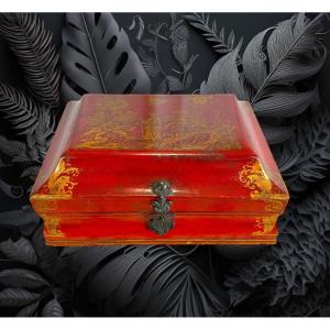 18th Century Wig Box In Red Lacquered Wood With Chinese Gilded Decor