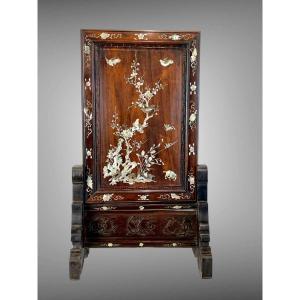 VIETNAM FIN XIXe / ECRAN DE TABLE EN BOIS INCRUSTÉ DE NACRE A DÉCOR D'OISEAUX