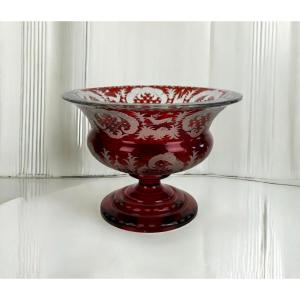 COUPE RONDE XXe EN CRISTAL ROUGE DE BOHEME A DECOR DE CERFS ET DE FEUILLAGES