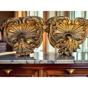 PAIRE DE GRANDES CONSOLES D'APPLIQUE EN BOIS DORÉ ET SCULPTÉ EPOQUE LOUIS XV