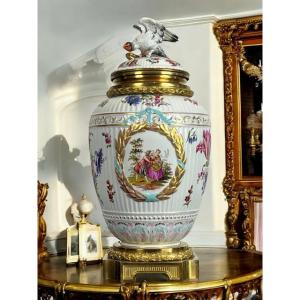 VASE COUVERT EN PORCELAINE ÉMAILLÉE A DÉCOR DE SCÈNE ROMANTIQUE /MONTURE BRONZE