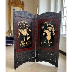PARAVENT XIXe EN BOIS SCULPTÉ ET LAQUÉ EPOQUE MEÏJI A DECOR DE PANIER DE FLEURS EN IVOIRE 