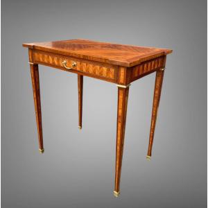 PETIT BUREAU ANCIEN DE STYLE LOUIS XVI EN MARQUETERIE OUVRANT PAR UN TIROIR